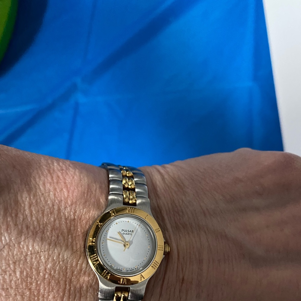 Pulsar quartz watch . Two tone . Base metal Belel. Model v811-22 r1 mov’t Japan